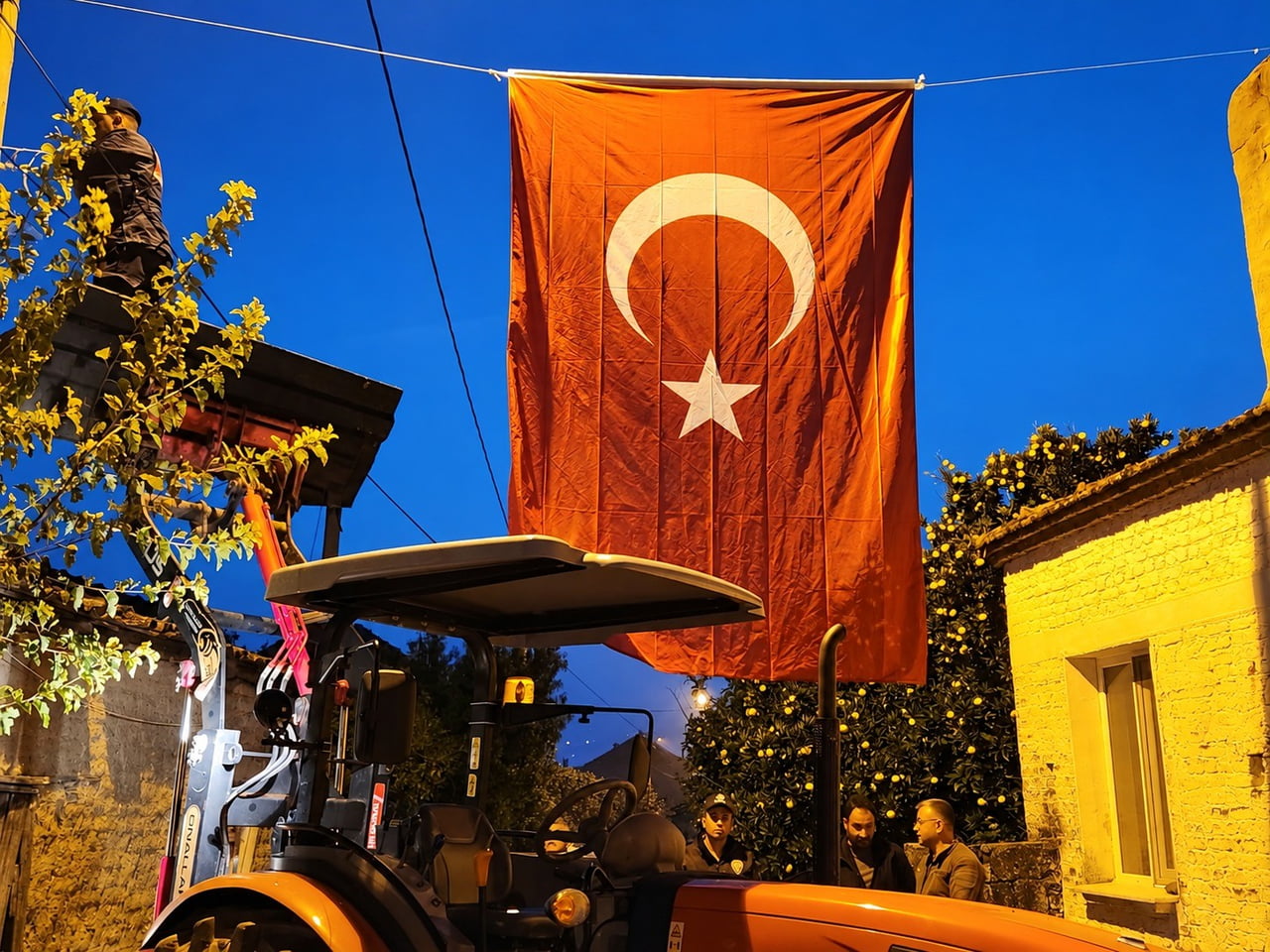 ŞEHİDİN EVİNE TÜRK BAYRAKLARI ASILDI