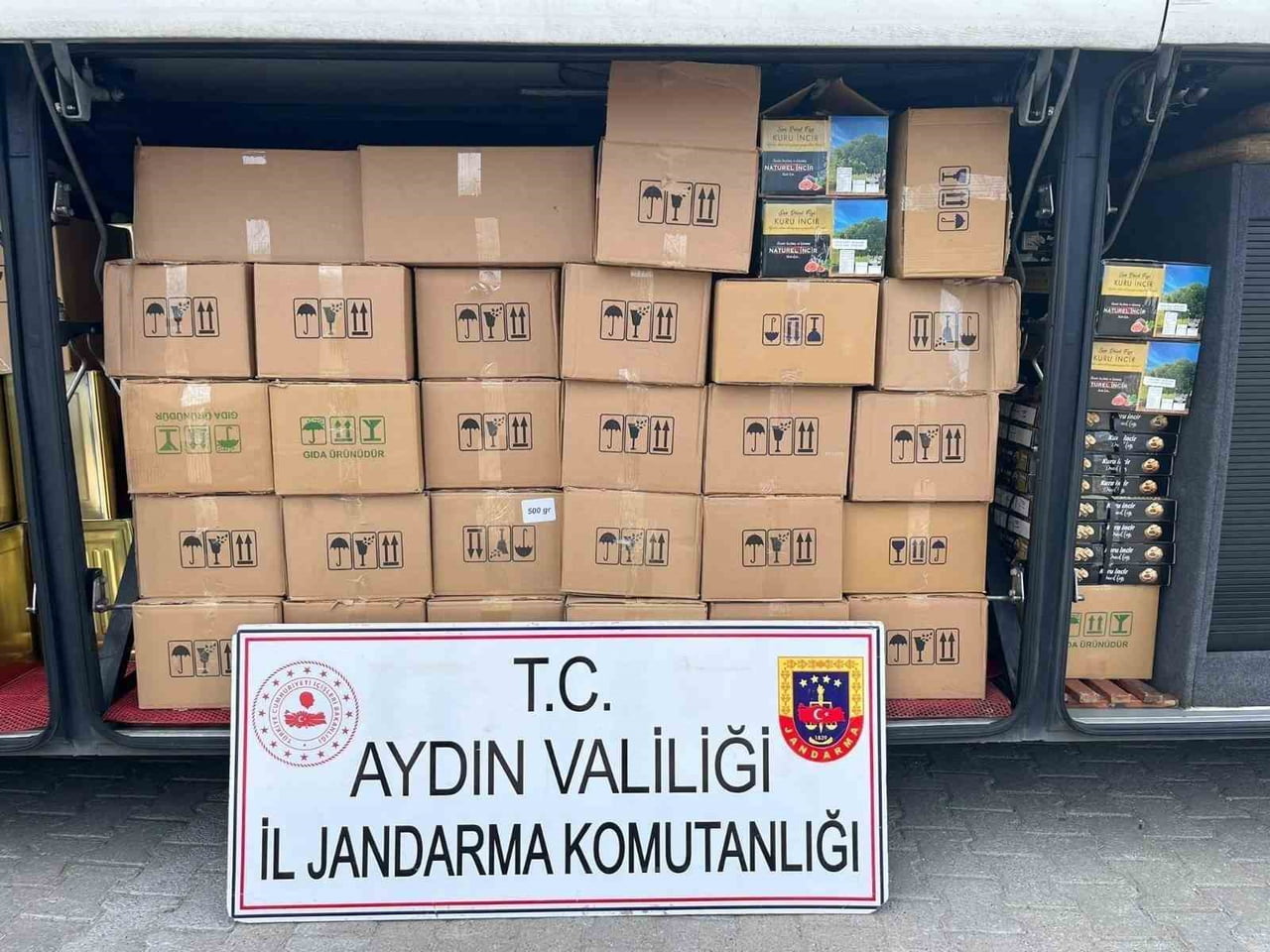 ŞEHİRLERARASI OTOBÜSTE KAÇAK İNCİR ELE GEÇİRİLDİ