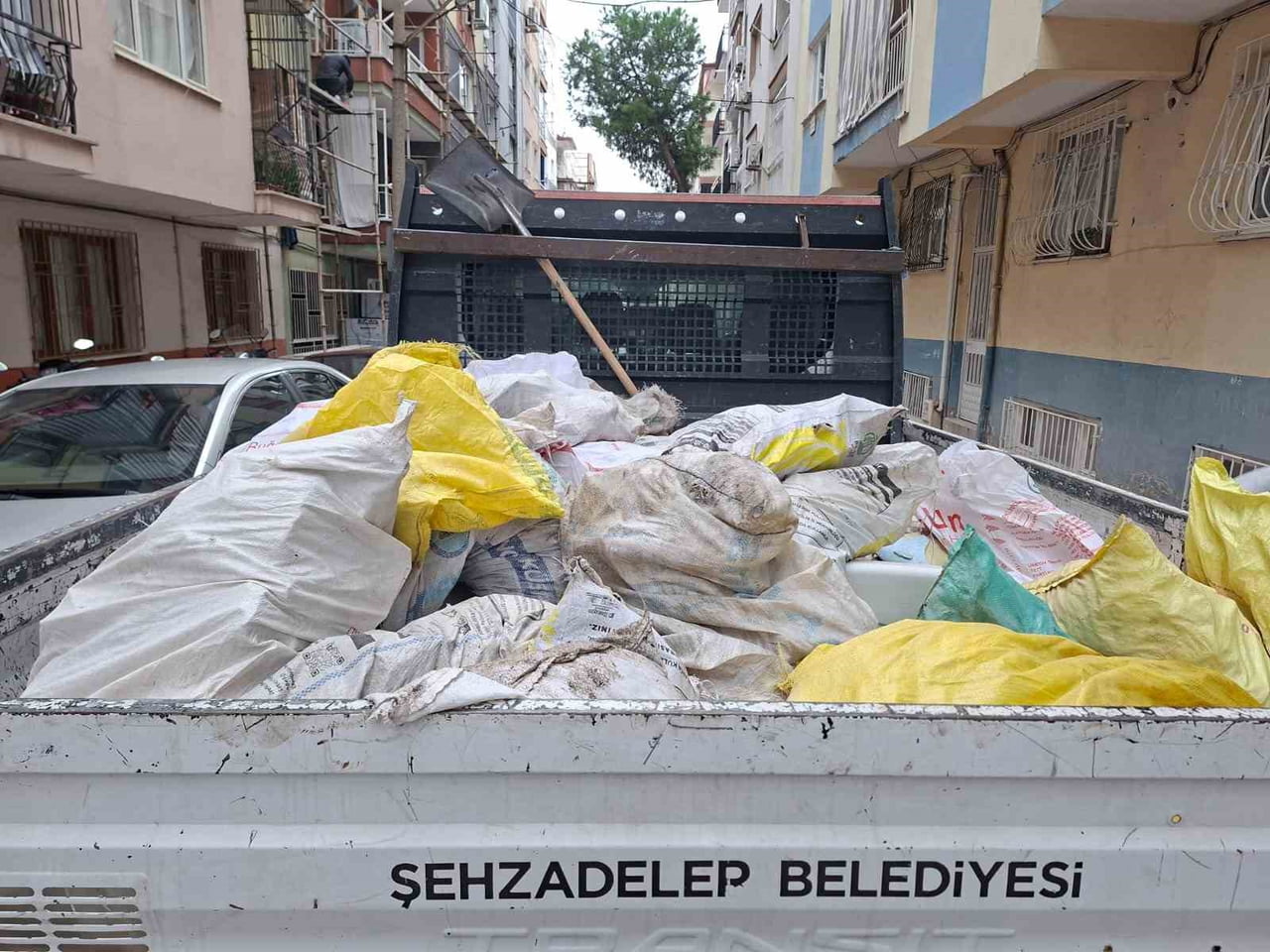 ŞEHZADELER BELEDİYESİ, EV VE İŞ YERLERİNDE YAPILAN TADİLATLAR SONUCU ORTAYA ÇIKAN MOLOZ...