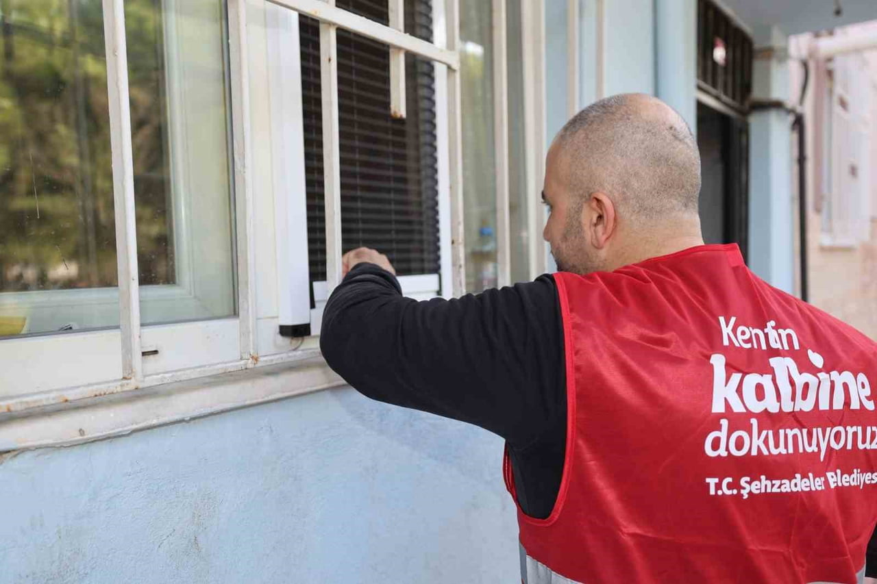 ŞEHZADELER BELEDİYESİ, İLÇEDE YAŞAYAN İHTİYAÇ SAHİPLERİNE SICAK YEMEK HİZMETİ SUNUYOR....