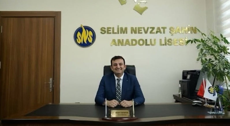 SELİM NEVZAT ŞAHİN ANADOLU LİSESİ’NDE MÜDÜR OLARAK GÖREV YAPAN ÖĞRETMEN MURAT YURTSEVER