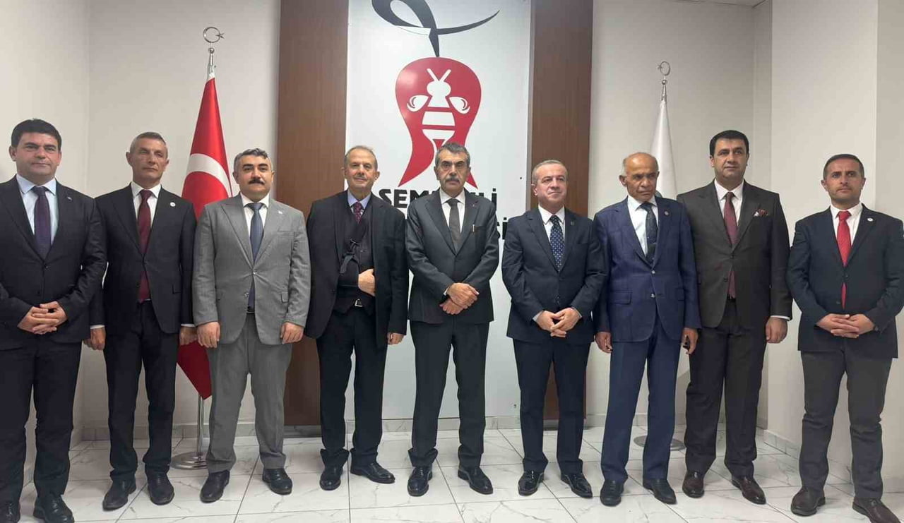 ŞEMDİNLİ BELEDİYESİNE GEÇEN TEKİN, BELEDİYE BAŞKANI FAHRİ ŞAKAR İLE BİR SÜRE GÖRÜŞTÜKTEN SONRA AK...