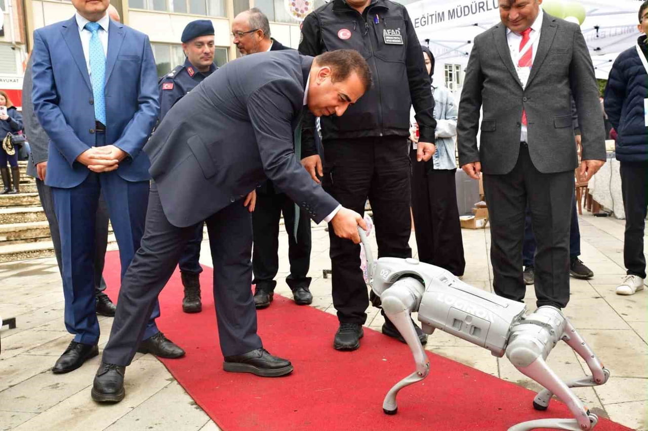 ŞENLİK ALANINDA KAYMAKAM ERCAN ÖTER'İ HAREKETLERİYLE KARŞILAYAN ROBOT KÖPEK, ÖĞRENCİLER İÇİN DE...