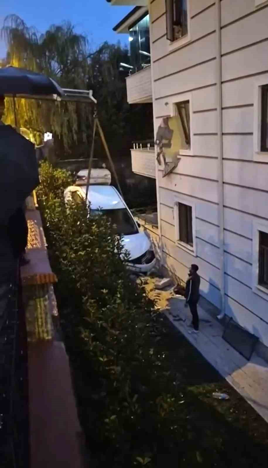 SERDİVAN İLÇESİNDE KONTROLDEN ÇIKAN OTOMOBİL, İSTİNAT DUVARINI AŞARAK APARTMANIN İKİNCİ KATINDAKİ...