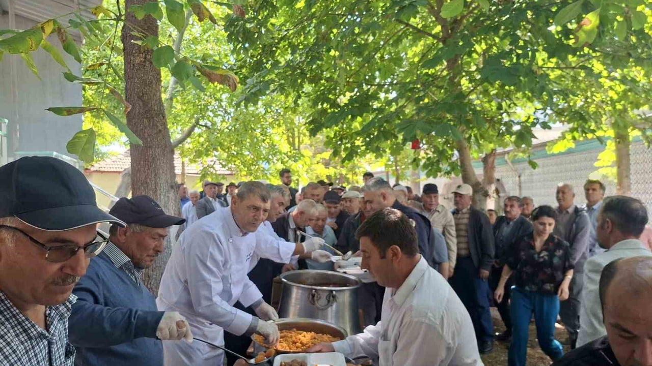 ŞEYHLER KÖYÜNDE 1776 YILINDAN BU YANA SÜRDÜRÜLEN GELENEKSEL GÜZ HAYRINDA YAKLAŞIK BİN KİŞİYE YEMEK...