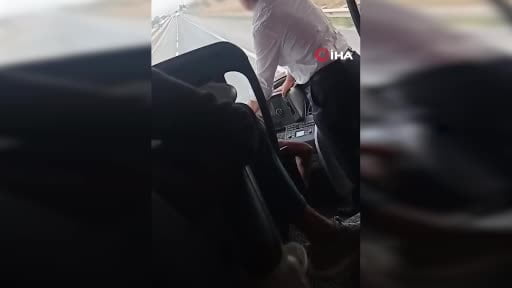 Seyir halindeki Van otobüsünde tehlikeli hareket