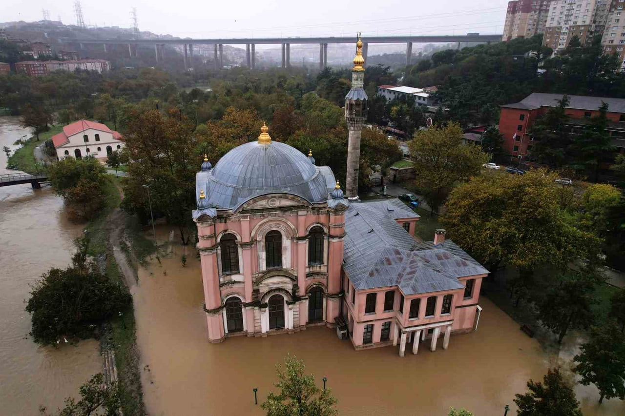 ŞİDDETLİ YAĞIŞ NEDENİYLE KAĞITHANE DERESİ TAŞARKEN TARİHİ SADABAD CAMİİ VE SEDEF ATÖLYESİ SULAR...