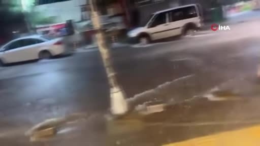 Şiddetli yağış sabah saatlerinde Anadolu Yakası'nı etkisi altına aldı: Pendik ve Tuzla'da yollar...