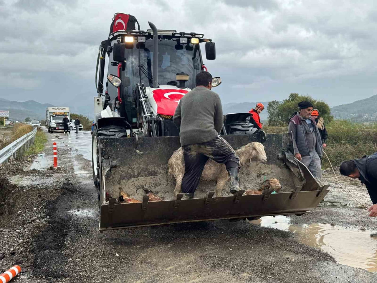 ŞİDDETLİ YAĞIŞLAR SONUCU DALAMAN TERSAKAN ÇAYININ DEBİSİNİ YÜKSELMESİ SONRASI DALAMAN İLÇESİNDE...