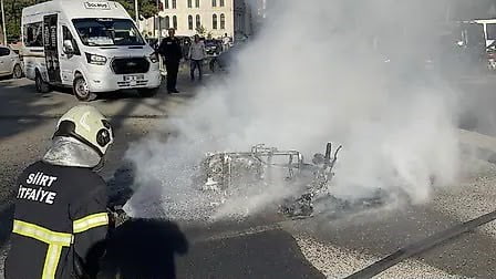 SİİRT'TE HAFİF TİCARİ ARAÇ İLE MOTOSİKLETİN KARIŞTIĞI KAZADA YARALANAN OLMAZKEN, ÇARPIŞMANIN...