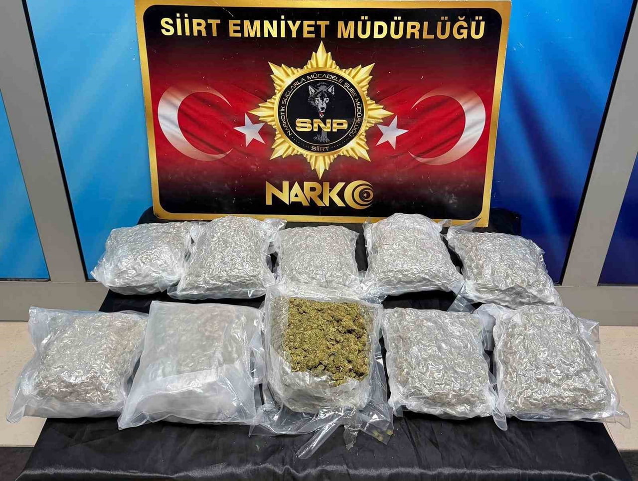 SİİRT'TE POLİS EKİPLERİNCE DURDURULAN BİR ARAÇTA 5 KİLO 600 GRAM SKUNK ELE GEÇİRİLDİ