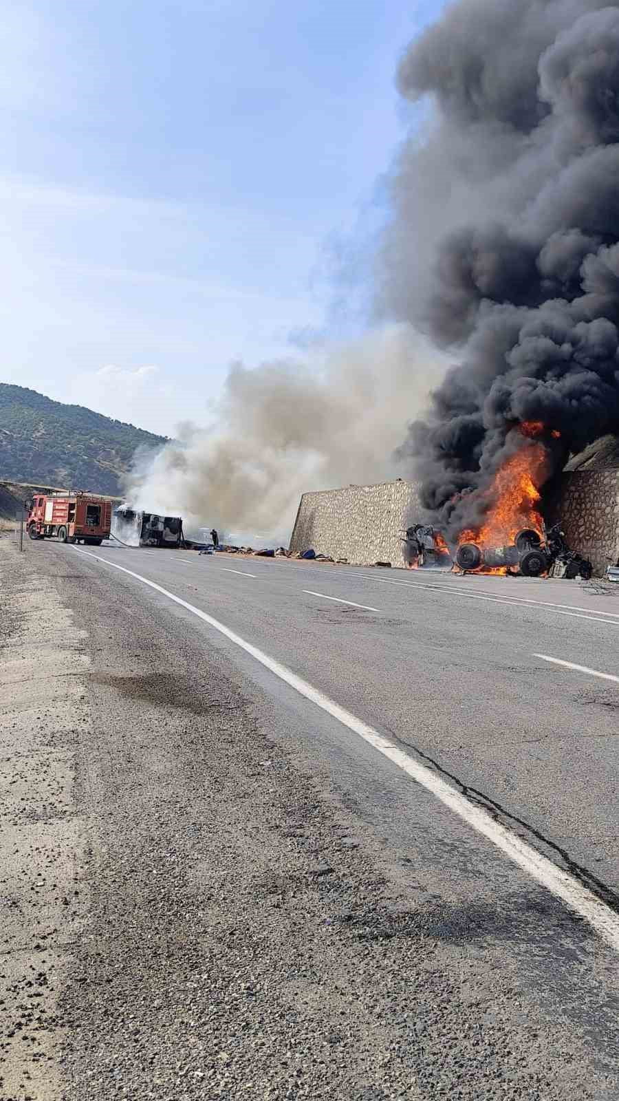 SİİRT-BAYKAN KARAYOLUNDA İKİ TIRIN ÇARPIŞMASI SONUCU ÇIKAN YANGINDA ARAÇLAR ALEV ALARAK...