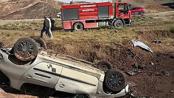 SİİRT’İN BAYKAN İLÇESİNDE OTOMOBİLİN TAKLA ATMASI SONUCU AYNI AİLEDEN 5 KİŞİ...