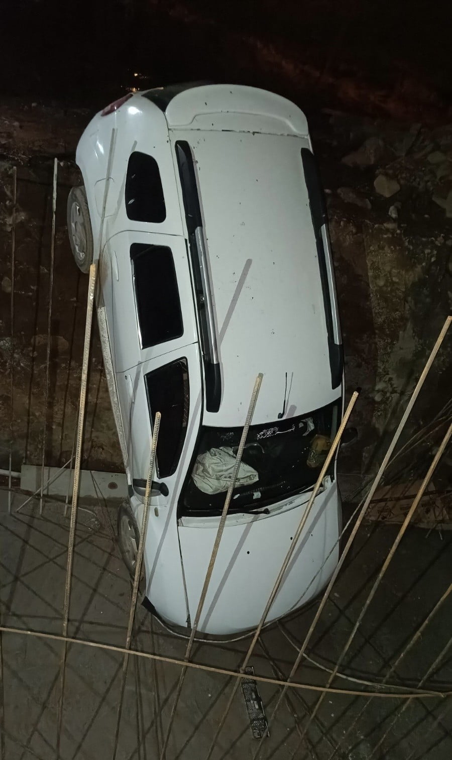SİİRT’İN PERVARİ İLÇESİNDE ÇALIŞMA YAPILAN MENFEZ ÇUKURUNA DÜŞEN OTOMOBİLDEKİ 2 KİŞİ...