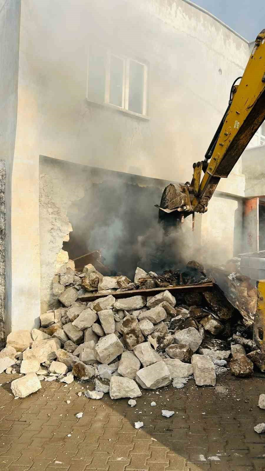 SİİRT’TE BİR EVİN ODUNLUĞUNDA ÇIKAN YANGIN İTFAİYE TARAFINDAN SÖNDÜRÜLDÜ