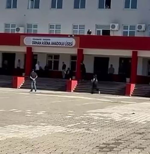 SINAVA GEÇ KALMAMAK İÇİN KOŞTU, MERDİVENİN BAŞINDA BAYGINLIK GEÇİRDİ, YARDIMINA GÖREVLİLER...