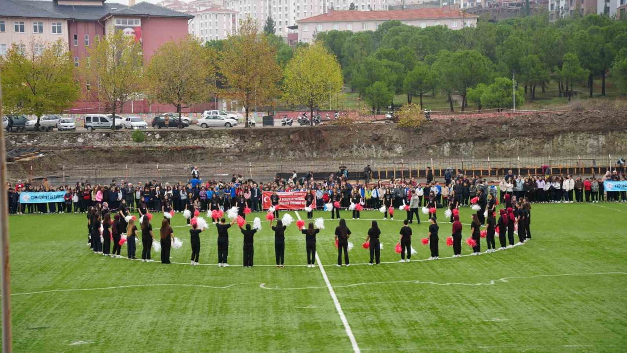 SINDIRGI’DA CUMHURİYET BAYRAMI COŞKUSU STADYUMA TAŞTI