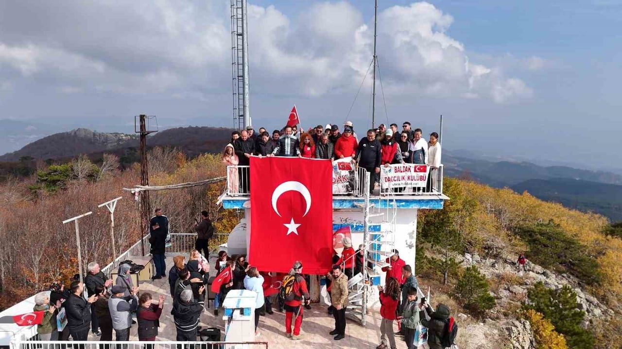SINDIRGI’DA CUMHURİYET COŞKUSU ULUS DAĞI ZİRVESİNE TAŞINDI