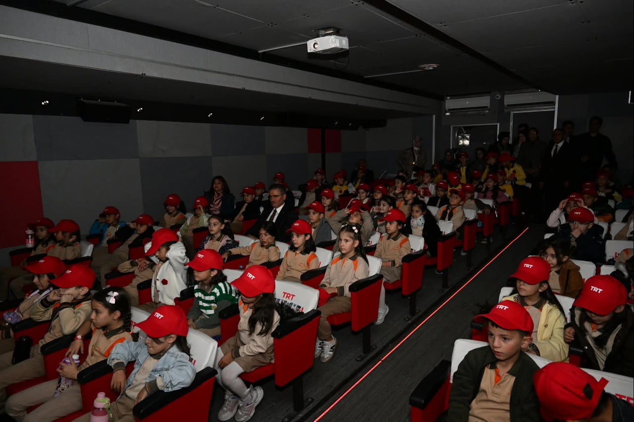 SİNEMAYA GİTME İMKANI BULAMAYAN ÇOCUKLARI BEYAZ PERDEYLE TANIŞTIRAN TRT SİNEMA TIRI’NIN 18. DURAĞI...