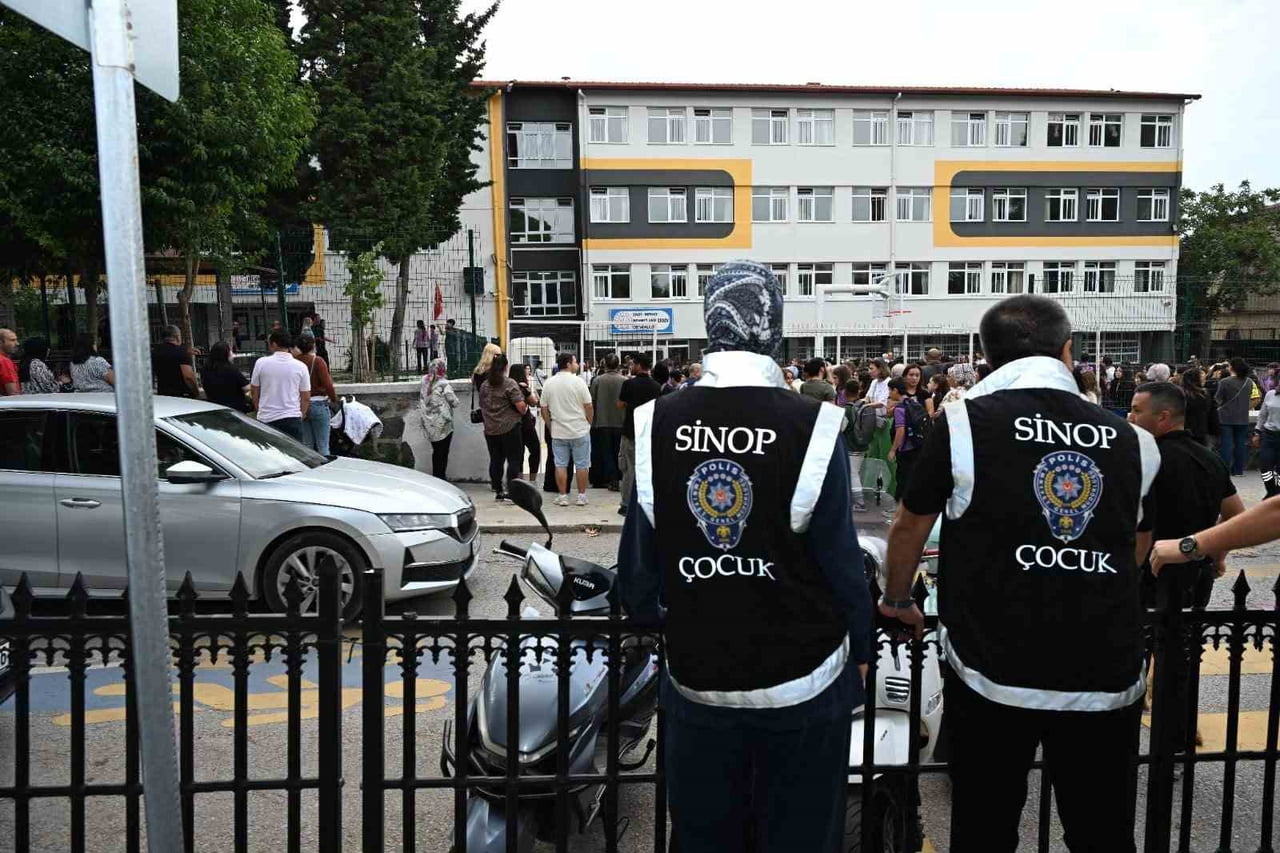 SİNOP'TA OKUL SERVİSLERİ VE OKUL ÇEVRELERİNE YÖNELİK DENETİMLERİN İL JANDARMA KOMUTANLIĞI VE İL...