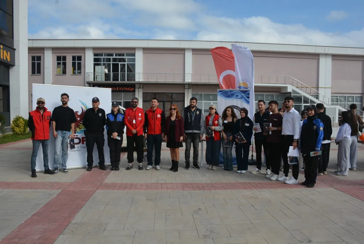 SİNOP İL EMNİYET MÜDÜRLÜĞÜ EKİPLERİ, SİNOP ÜNİVERSİTESİ’NDE DÜZENLENEN "ÖĞRENCİ TOPLULUKLARI...