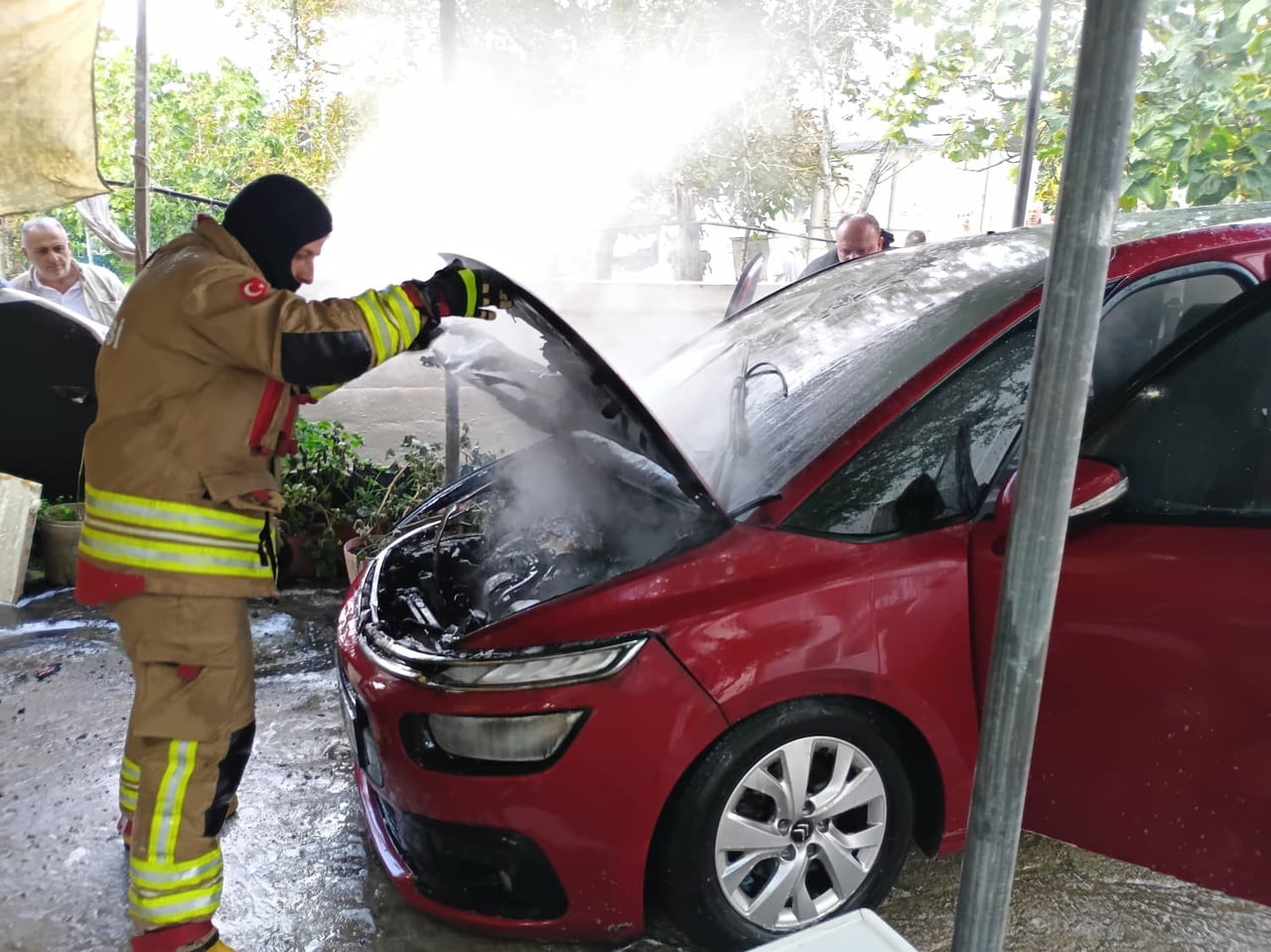 SİNOP’TA EVİNİN ÖNÜNDE OTOMOBİLİNİ YIKAYAN SÜRÜCÜNÜN ARACI ALEV ALDI. İTFAİYE EKİPLERİNİN...