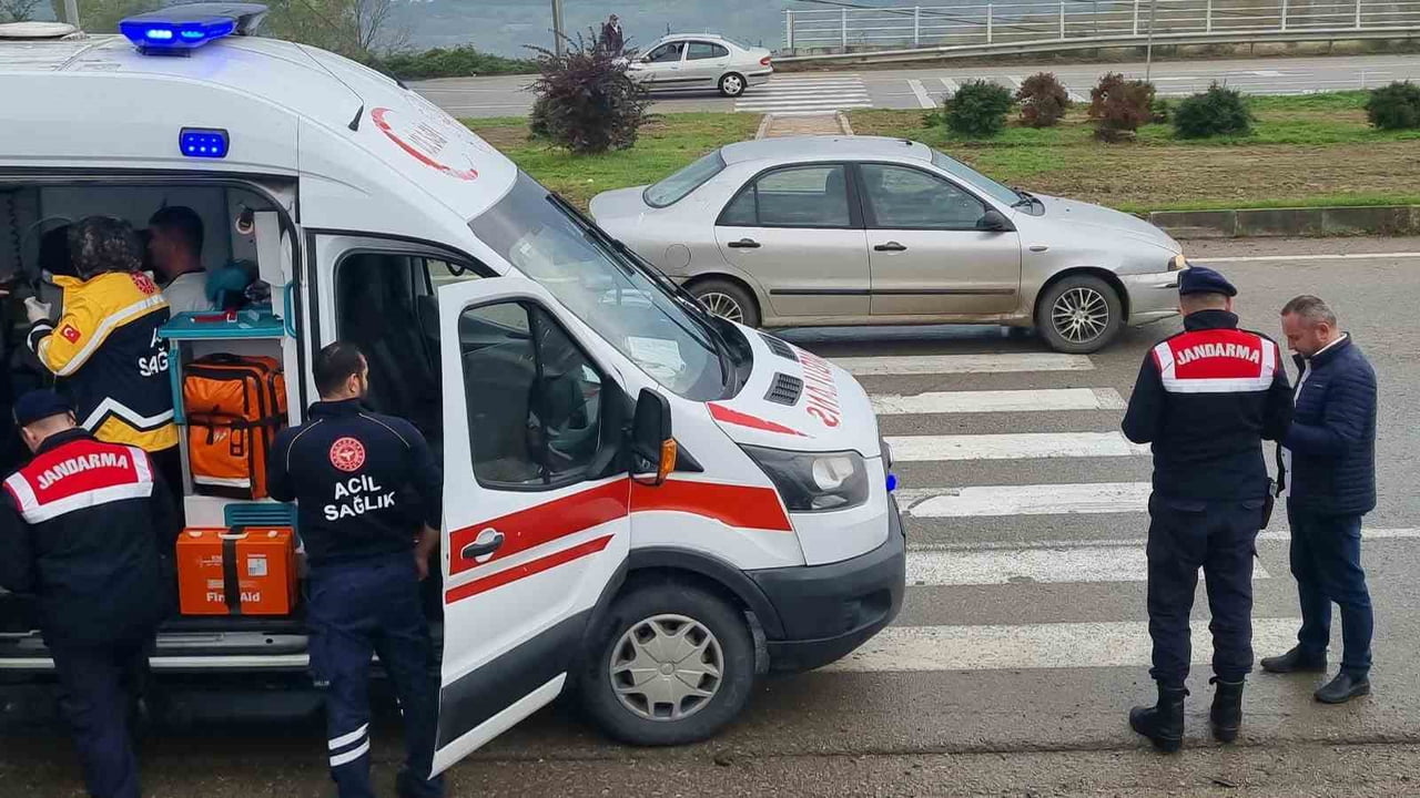 SİNOP’TA İKİ OTOMOBİLİN ÇARPIŞMASI SONUCU MEYDANA GELEN TRAFİK KAZASINDA, 1’İ BEBEK 5 KİŞİ...