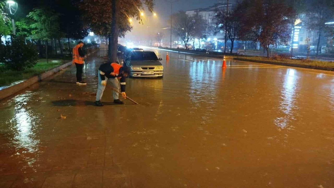 SİNOP’UN BOYABAT İLÇESİNDE DÜN AKŞAM SAATLERİNDE ETKİSİNİ ARTIRAN SAĞANAK YAĞIŞIN ARDINDAN ADETA...