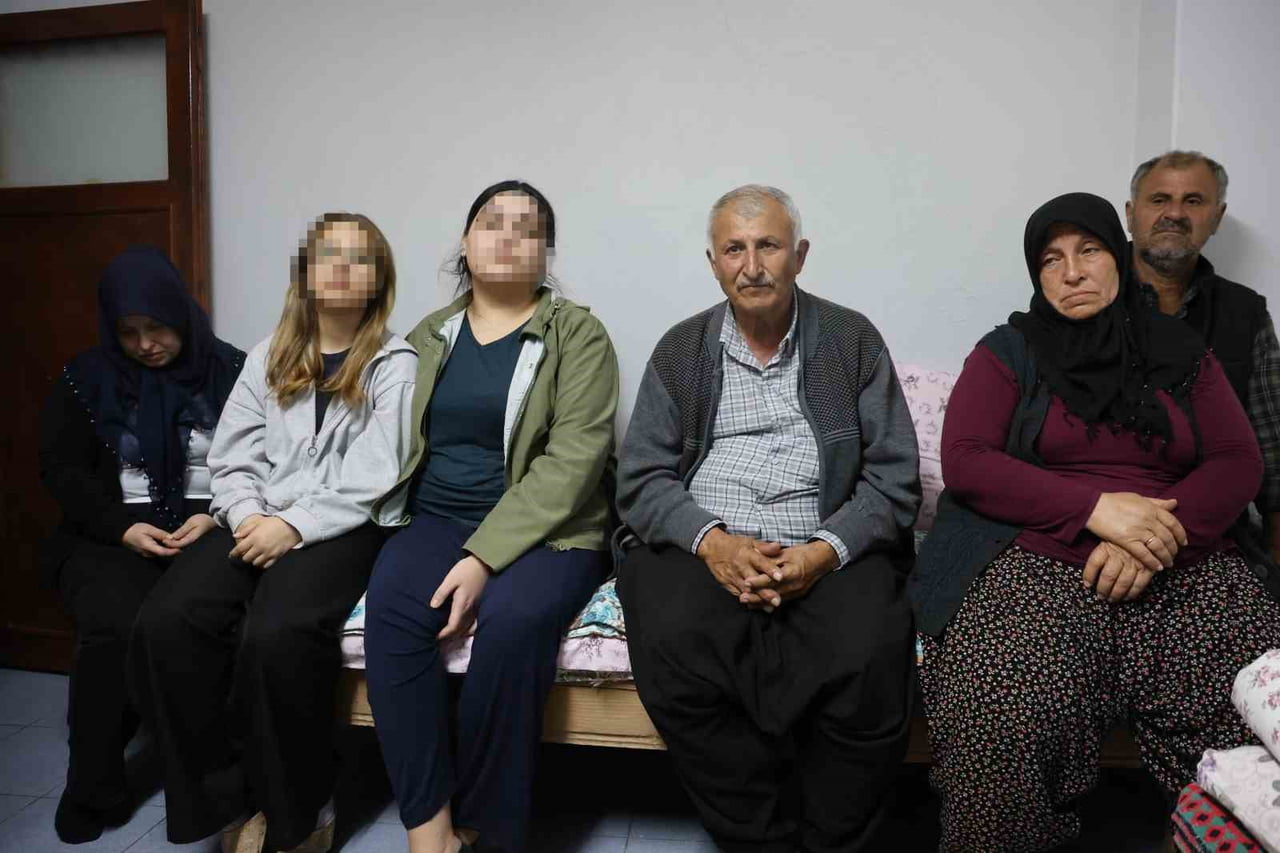 (SIRASIYLA) KIZ KARDEŞ E. DİNLER, YANINDA YAKIN ARKADAŞI N.Y,  BABA ADEM DİNLER VE ANNE MEDİNE...