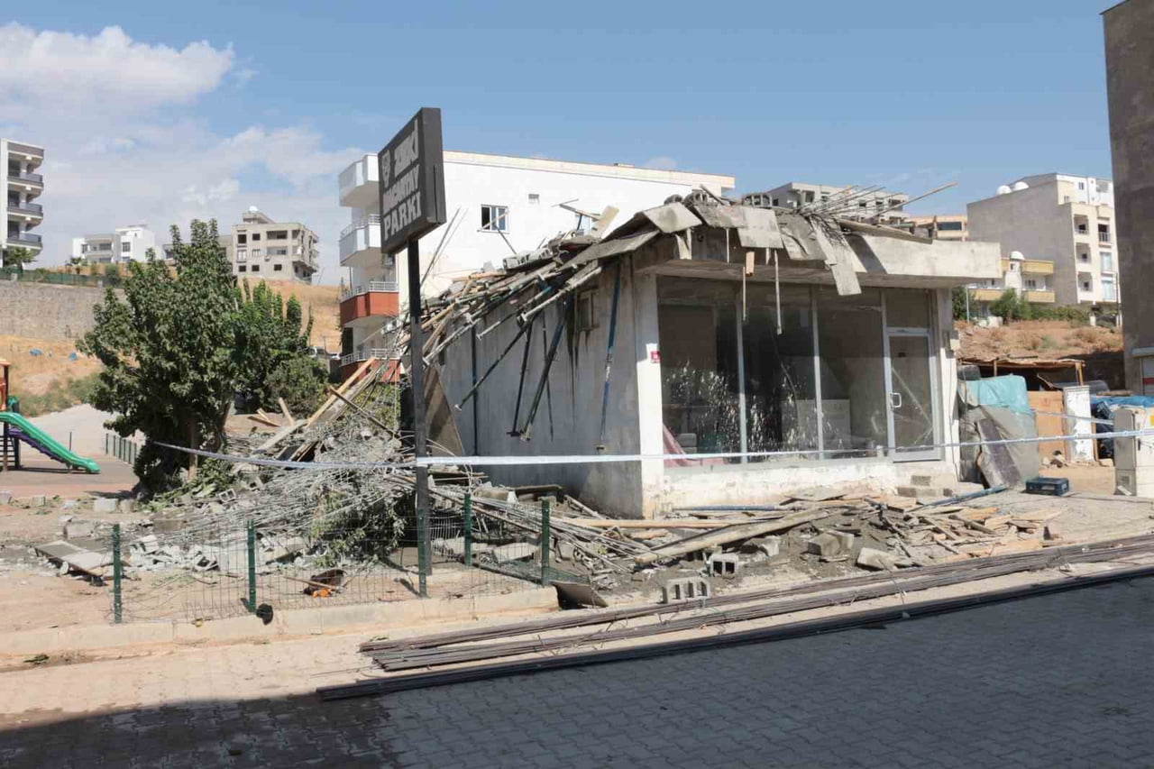 ŞIRNAK'IN CİZRE İLÇESİNDE İNŞAATTA MEYDANA GELEN GÖÇÜKTE 5 İŞÇİ BETON VE DEMİR YIĞINLARININ...