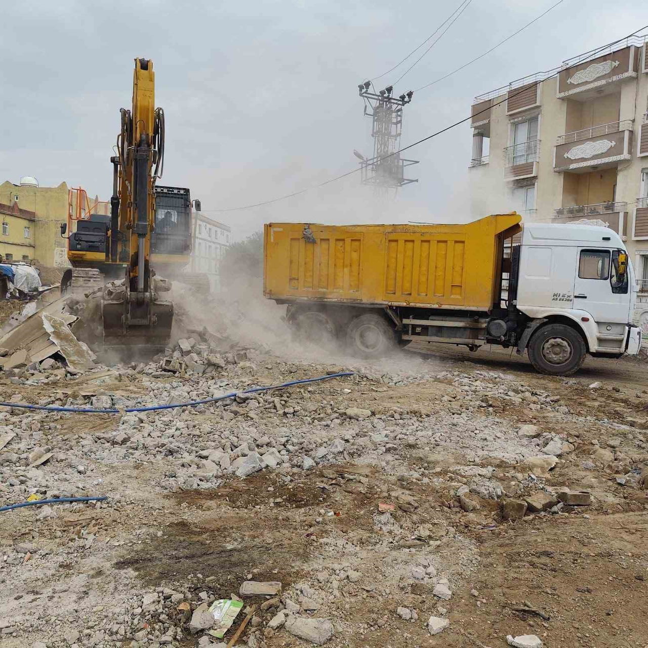 ŞIRNAK'IN SİLOPİ İLÇESİNDE METRUK BİNALARIN YIKIMI SÜRÜYOR.