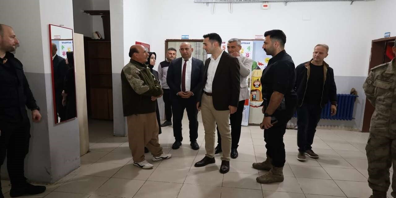 ŞIRNAK'IN ULUDERE İLÇESİ KAYMAKAMI SALİH KAYA, ORTABAĞ BELDESİNDEKİ İLK VE ORTAOKULUNU ZİYARET...