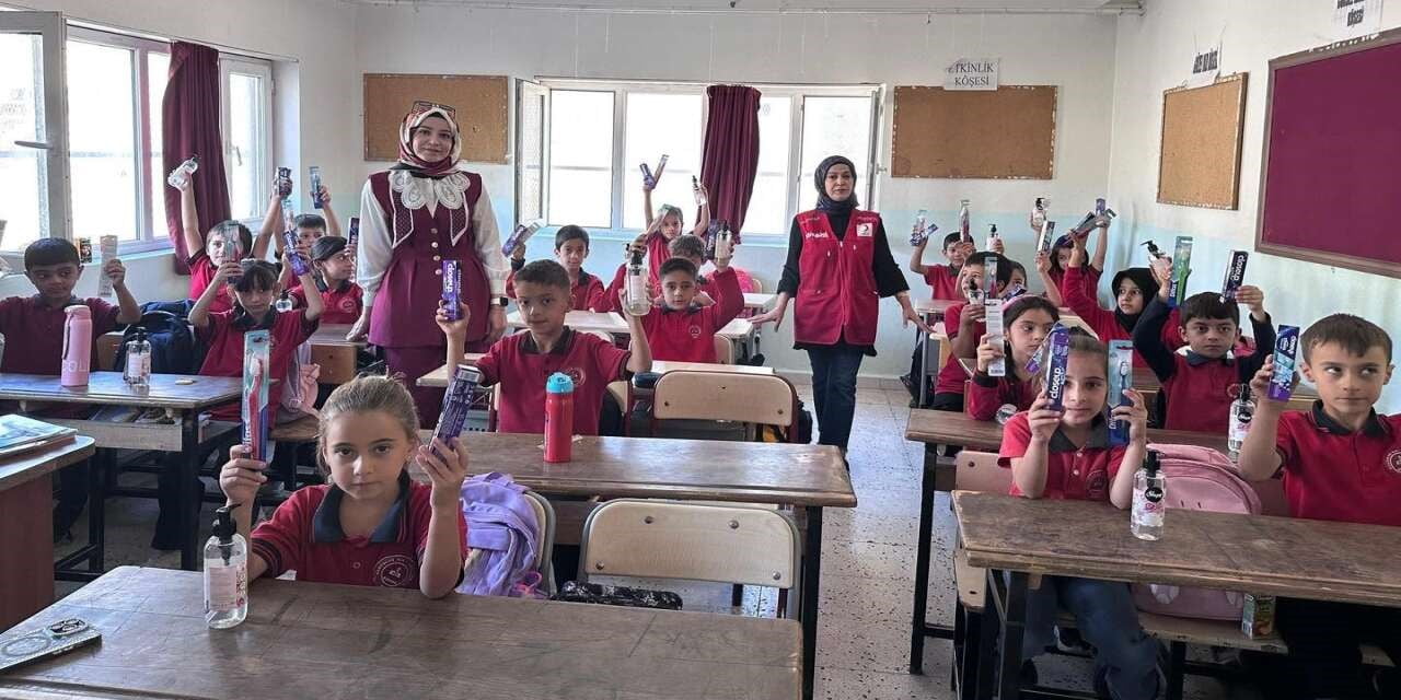 ŞIRNAK'TA ÖĞRENCİLERE HİJYEN KİTLERİ DAĞITILDI.