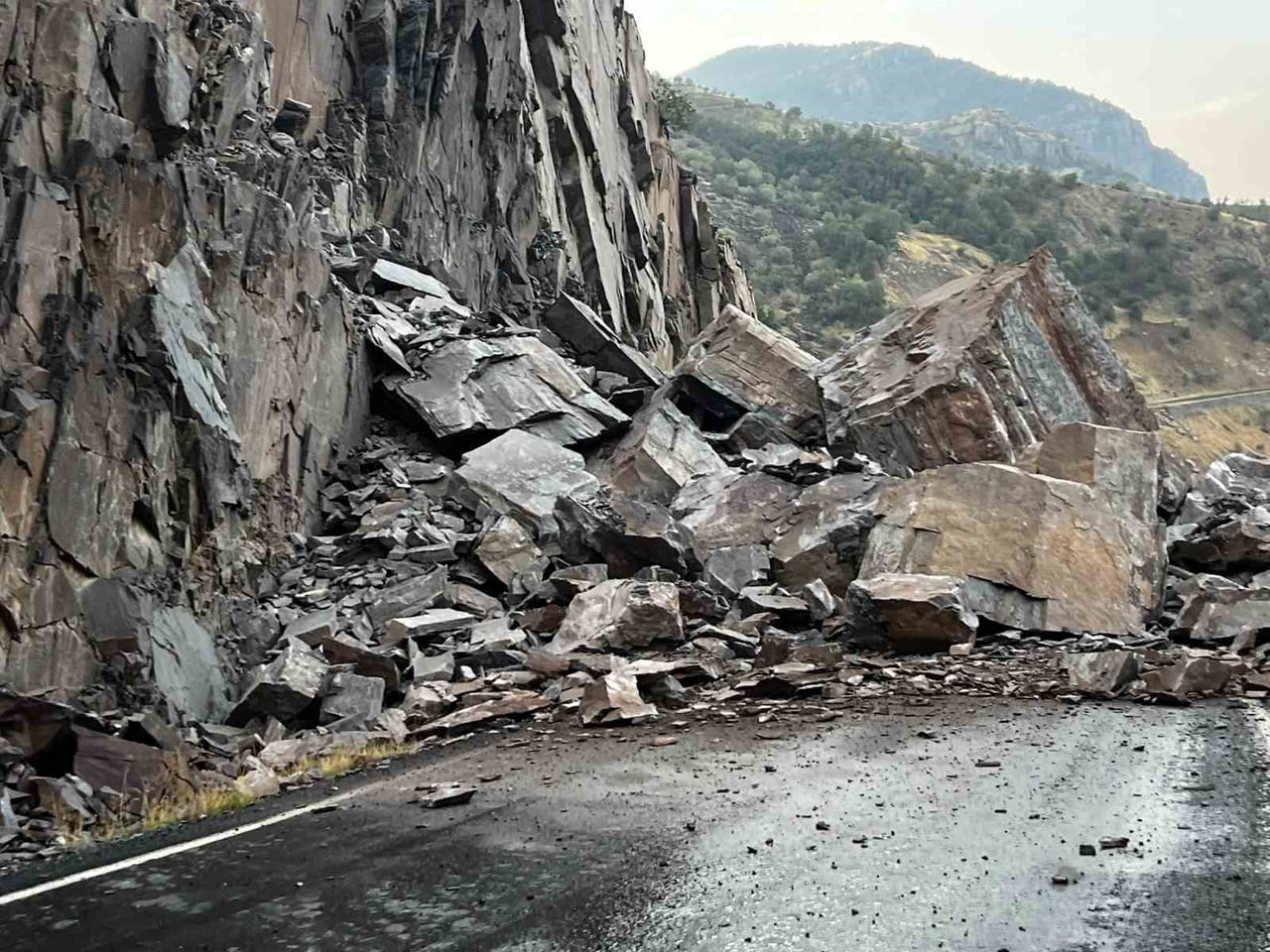 ŞIRNAK-BEYTÜŞŞEBAP YOLU, DÜŞEN DEV KAYALAR NEDENİYLE ULAŞIMA KAPANDI