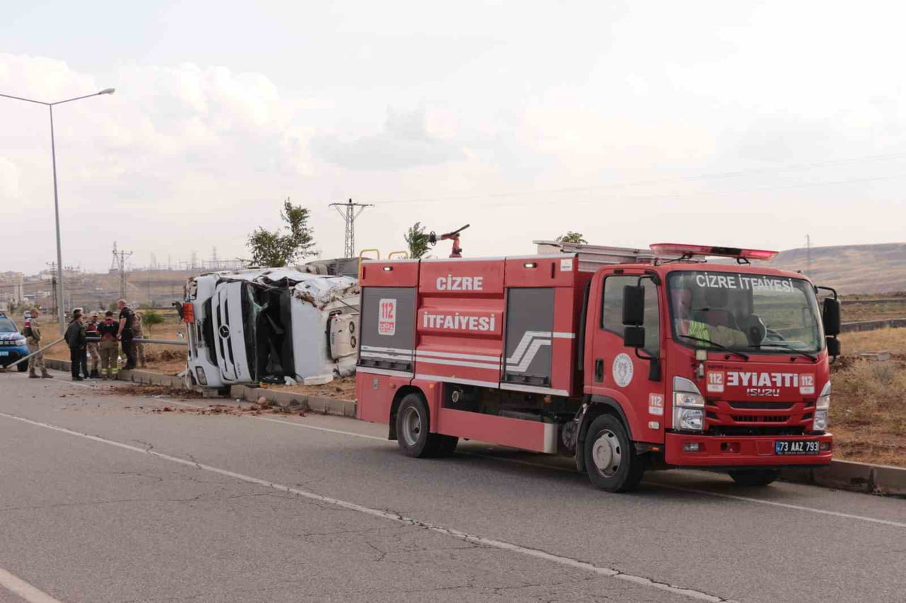 ŞIRNAK’IN CİZRE İLÇESİNDE AKARYAKIT TANKERİNİN KONTROLDEN ÇIKARAK DEVRİLMESİ SONUCU MEYDANA GELEN...