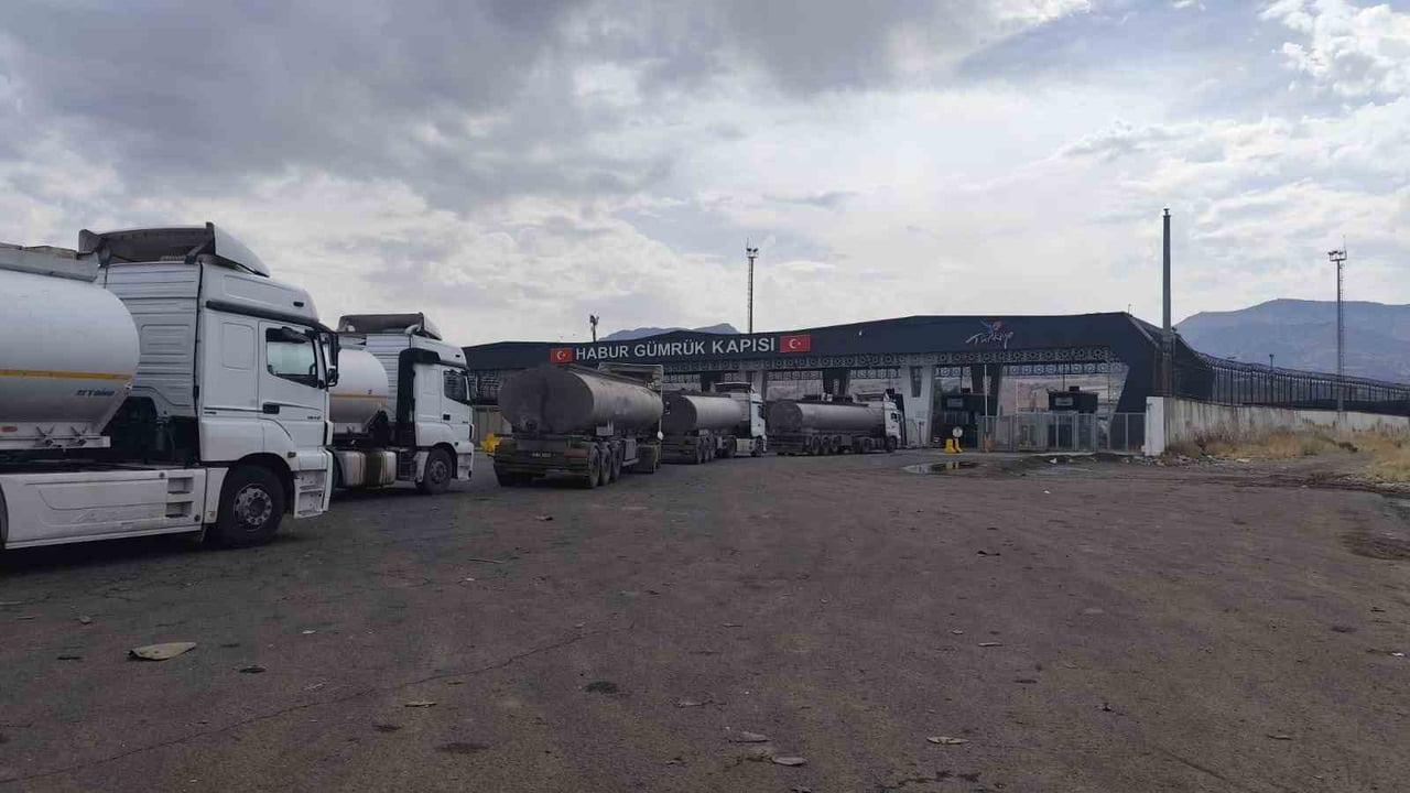 ŞIRNAK’IN SİLOPİ İLÇESİNDEKİ HABUR SINIR KAPISI’NA YÜK VE AKARYAKIT TAŞIYAN TIR ŞOFÖRLERİ, GİRİŞ...