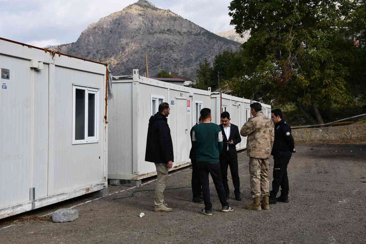 ŞIRNAK’TA AFAD SELDEN ZARAR GÖRENLER İÇİN KONTEYNER KENT KURDU. 30 AİLE İÇİN DEVLET KIŞ GELMEDEN...