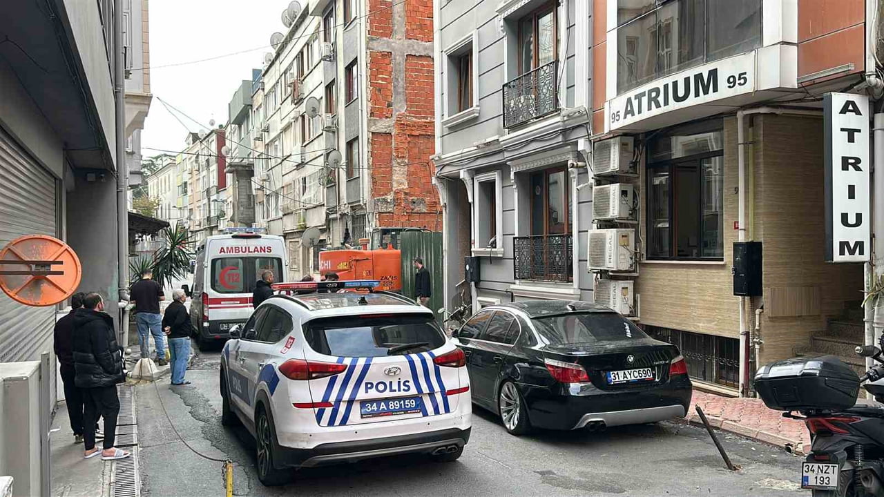 ŞİŞLİ’DE ÇATIYA ÇIKAN GENÇ KADIN APARTMAN BOŞLUĞUNA DÜŞEREK HAYATINI KAYBETTİ
