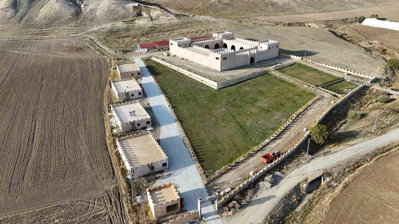 SİVAS'IN ALTINYAYLA İLÇESİNDE YAPIMI DEVAM EDEN VE GÖRÜNTÜSÜYLE DİKKATLERİ ÜZERİNE ÇEKEN KALE...