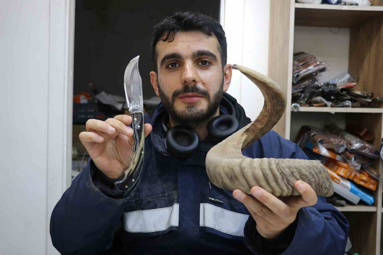 SİVAS'TA BIÇAK USTASI EMRE GÖÇERİ, ASIRLIK USULLERLE İMAL EDİLEN SİVAS BIÇAĞINA YENİ BİR SOLUK...