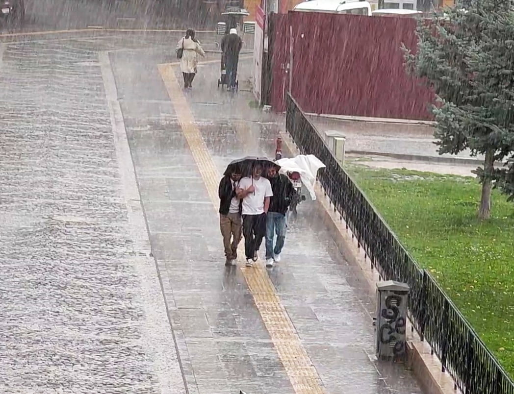 SİVAS'TA KUVVETLİ SAĞANAK ETKİLİ OLURKEN YOLLAR ADETA GÖLE DÖNDÜ.