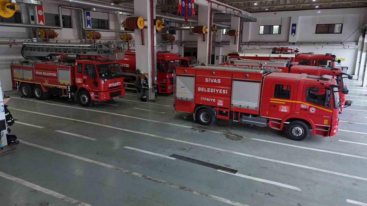 SİVAS BELEDİYESİ İTFAİYE MÜDÜRLÜĞÜNÜN SON 4 YILLIK FAALİYET RAPORUNA GÖRE EKİPLER, 3 BİN 92...