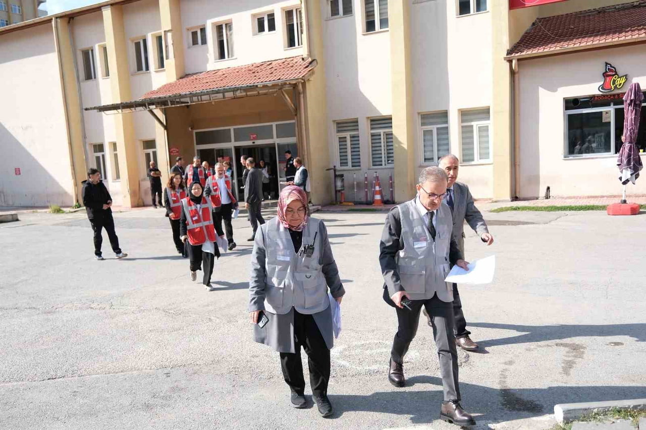 SİVAS CUMHURİYET ÜNİVERSİTESİ (SCÜ) HASTANESİ TARAFINDAN GERÇEKLEŞTİRİLEN AFET TATBİKATI GERÇEĞİNİ...