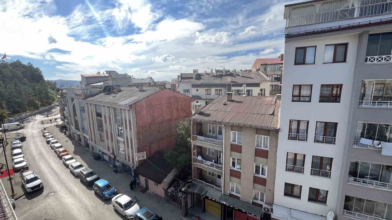 SİVAS’IN EN İŞLEK CADDELERİNDEN BİRİNDE İKAMET EDEN HATİCE BAYDİKER, APARTMANLARIN ARASINDA KALAN...