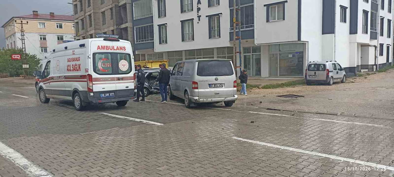 SİVAS’IN GÜRÜN İLÇESİNDE İKİ ARACIN KARIŞTIĞI TRAFİK KAZASINDA 4 KİŞİ YARALANDI.