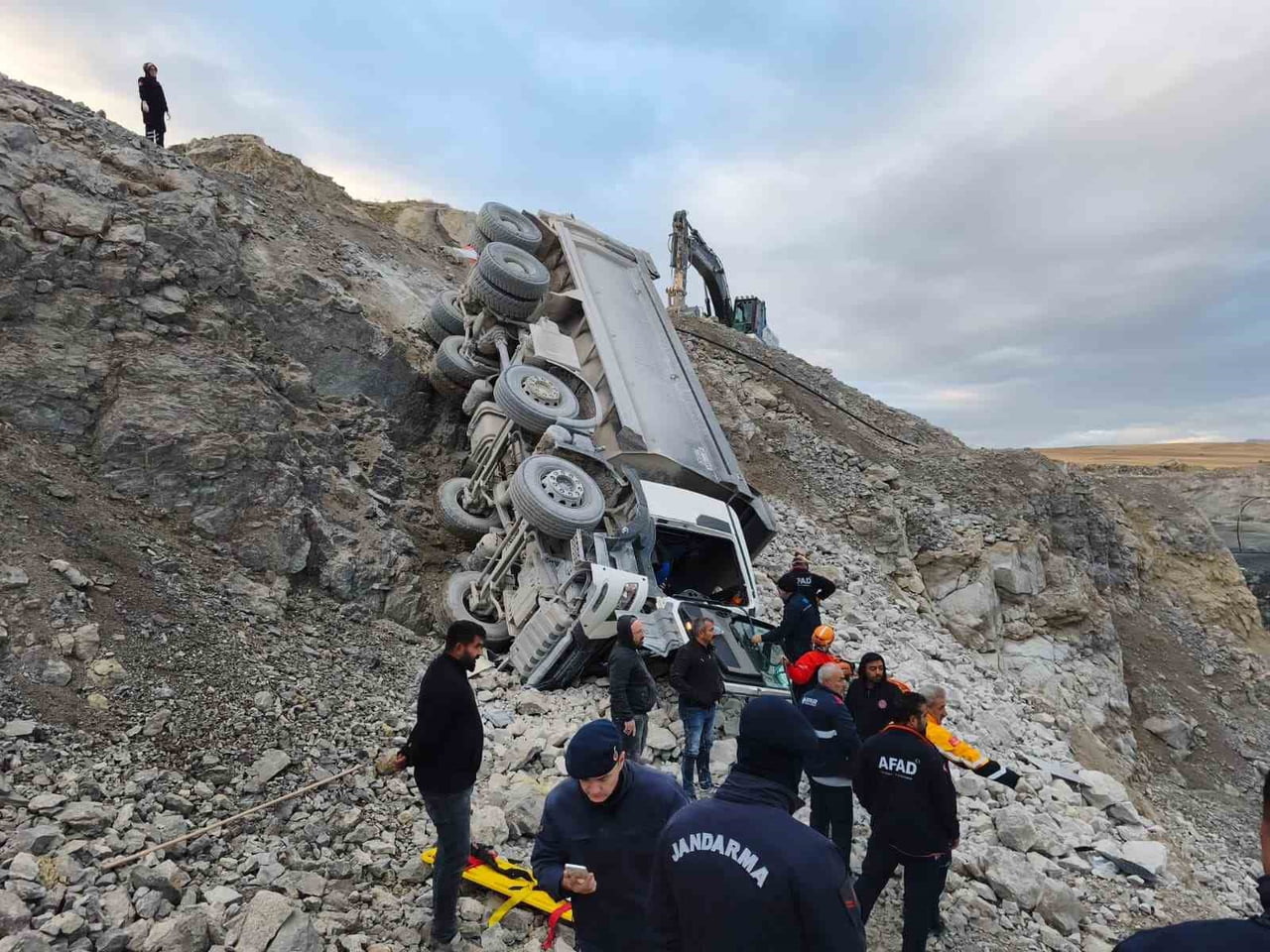 SİVAS’IN ULAŞ İLÇESİNDE TAŞ OCAĞINDA KONTROLDEN ÇIKARAK DEVRİLEN KAMYONUN SÜRÜCÜSÜ...
