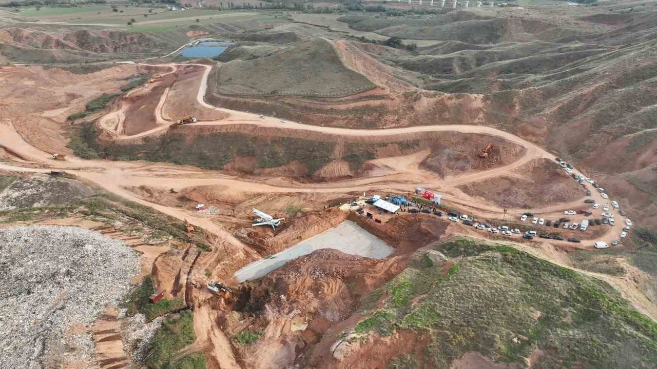 SİVAS MERKEZ VE ÇEVRE İLÇELERİN YAKLAŞIK 20 YILLIK KATI ATIK İHTİYACINI KARŞILAMASI HEDEFLENEN 636...
