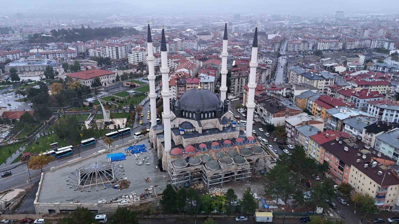 SİVAS ŞEHİR MERKEZİNDE İNŞA EDİLEN VE ŞEHRİN HER YERİNDEN GÖRÜLEBİLEN MERKEZ CAMİİ'NDE İLK EZAN...