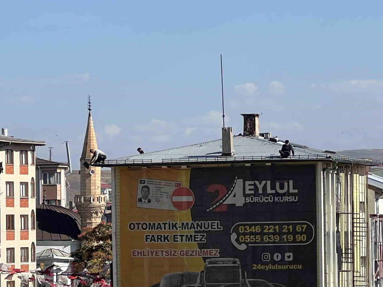SİVAS’TA 5 KATLI BİR BİNANIN ÇATISINDA GÜVENLİK ÖNLEMİ ALMADAN ÇALIŞAN İŞÇİLER, YÜREKLERİ AĞZA...
