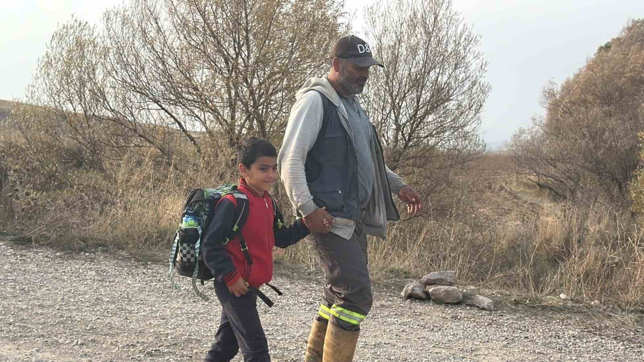 SİVAS’TA DÜN GÜNDEME GELEN VE BABASININ SIRTINDA OKUL SERVİSİNE TAŞINAN ÇOCUK İÇİN KAYMAKAMLIK...